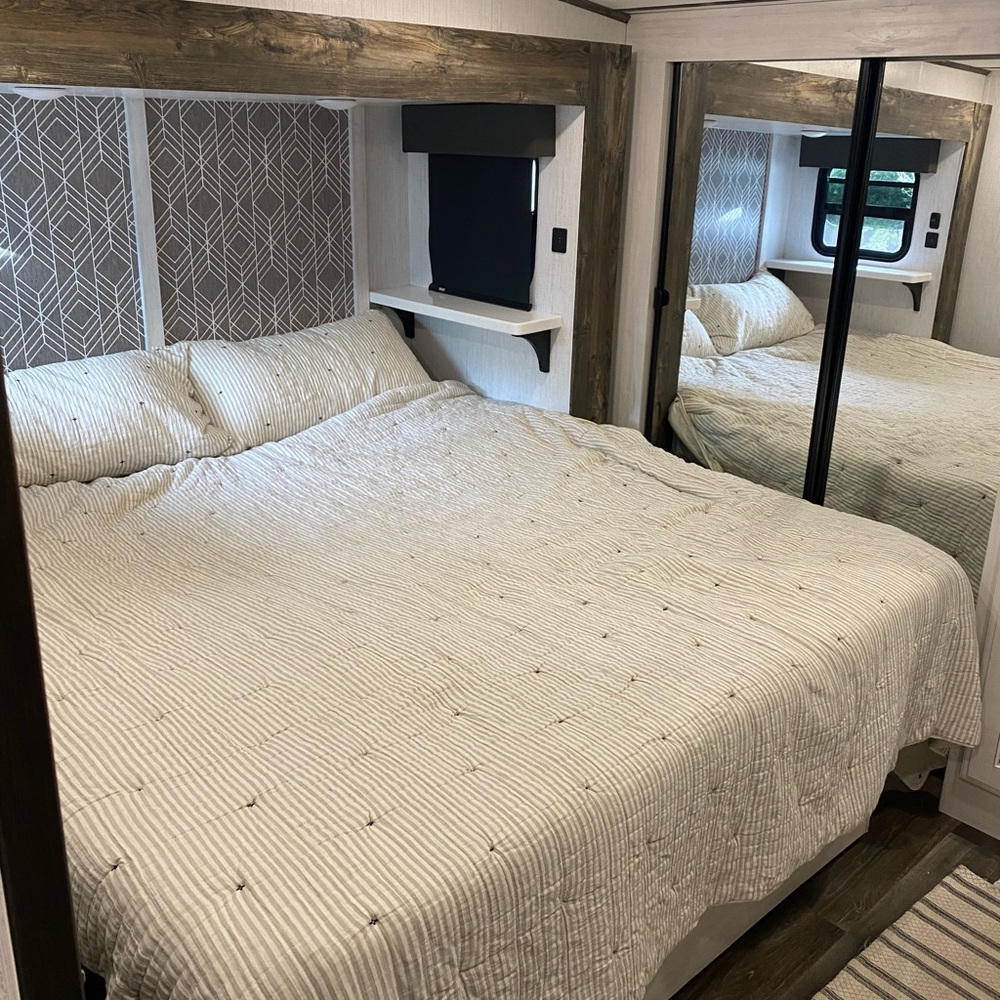 Magnolia Stitch King Comforter set